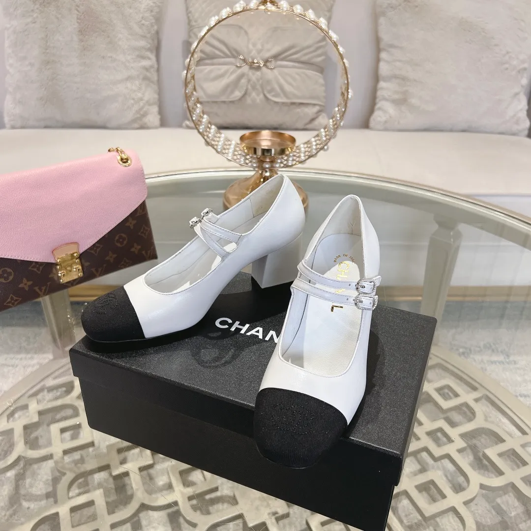 👟👟Ex-factory price 520👟👟 𝐂𝐇𝐀𝐍𝐄𝐋 | Xiaoxiang 2025 Mary Jane single shoe Macaron series ❤️ 2025 spring and summer new product Xiaoxiang Mary Jane single shoe series is new〰 🍬 A must-have in the fashion circle, the combination will interpret the meticulous, minimalist and classic elements that will never fade away 💋Show unique dressing style and it’s too beautiful to say anything. A must-have for summer... Upper: Sheepskin Lining: Sheepskin Outsole: Genuine leather sole Shoe size: 35-41 (40, 41 customization is non-refundable) Heel height: 1.5cm/6cm